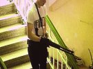 Підозрюваний у вчиненні ­вибуху 18-річний Владислав Росляков йде сходами коледжу з рушницею ”Бекас” 12-го калібру. Він застрелився у бібліотеці на другому поверсі