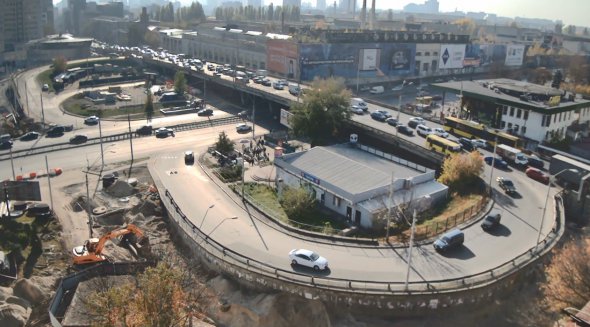 У Києві водій авто поїхав по Шулявському мосту у зустрічній смузі. Фото: 24