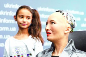 Людиноподібного робота Софію вперше привезли в Україну. Її створили три роки тому в гонконгській компанії ”Гансон Роботікс”. Уміє підтримувати нескладні бесіди з людьми