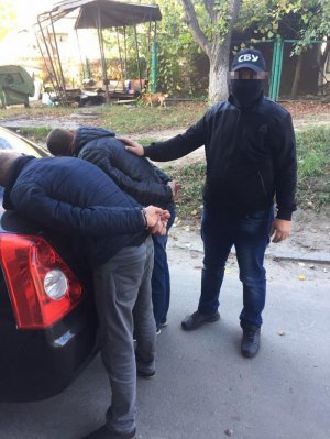 Бывший милиционер вместе с сообщником, незаконно торговал оружием. Фото: СБУ