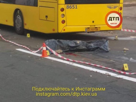 В Киеве на улице Кибальчича под колесами автобуса №46 погиб человек. Его толкнули