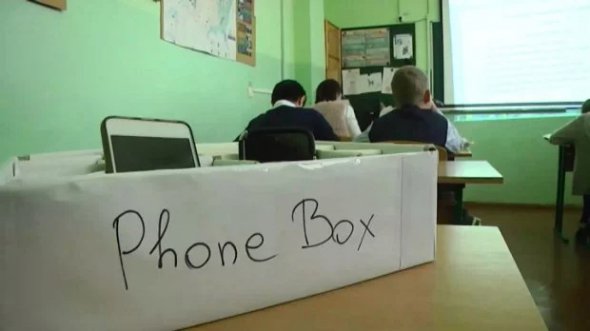 Перед началом урока дети кладут смартфоны в специальную коробки. Фото: 24 канал