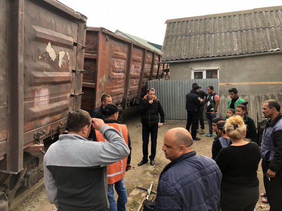 В Ужгороде в ромском поселении Радванка утром 19 октября с рельсов сошел товарный поезд