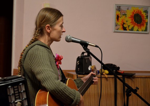 Лідер київського гурту "Телері" Леся Рой десятки разів виступала для дітей у притулках на Донбасі. 