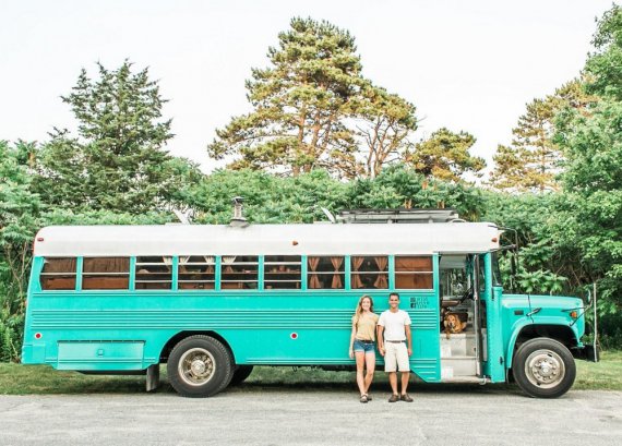 Сімейна пара переобладнала тюремний автобус в комфортабельний будинок на колесах