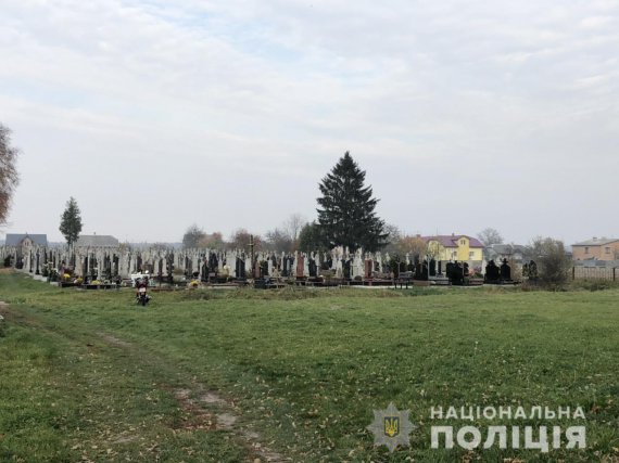 В одном из сел Жовковского района Львовской области на кладбище нашли мертвую новорожденную девочку