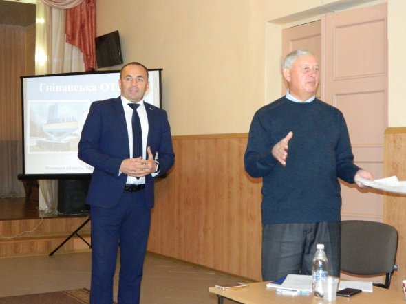 председатель Гниванской ОТГ Владимир Кулешов (слева)