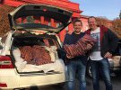 Менеджер, експерт ринку праці Сергій Марченко у центрі Києва продав 500 кг моркви зі свого городу.  Фото: Facebook