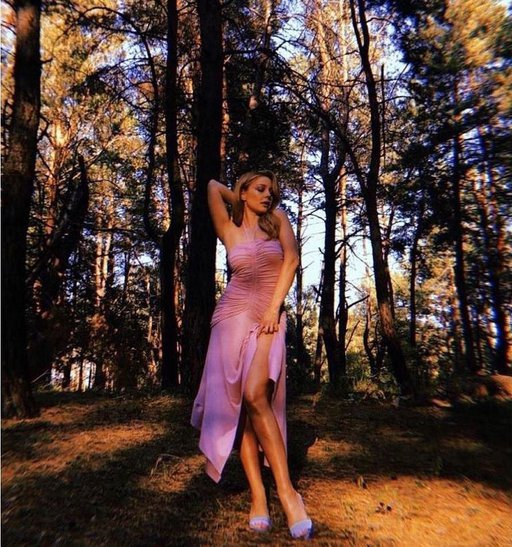 Популярная украинская исполнительница Тина Кароль устроила фотосессию в осеннем лесу