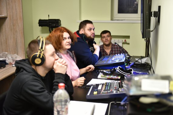  В звуковой рубке Национальной оперетты аудиодискриптор Кира Степанович комментирует представление для детей с нарушениями зрения