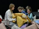Во время спектакля «АндерСон» детям с нарушениями зрения предлагают почувствовать детали представления на ощупь 