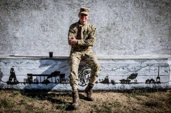 Солдат 23-летний Анатолий Пухальский превратил бетонную плиту на картину