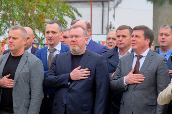 Юрій Голік (другий зліва), Валентин Резниченко (в центрі), Геннадій Зубко (праворуч)