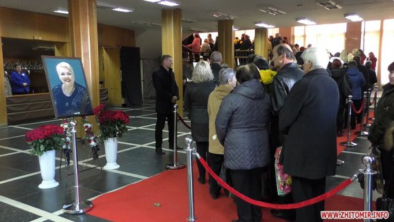 Тисячі людей  прийшли попрощатися із акторкою 48-річною Мариною Поплавською