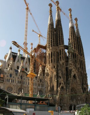 Собор Святої родини — Саґрада Фамілія в іспанській Барселоні будують без дозволу місцевої влади і з порушеннями