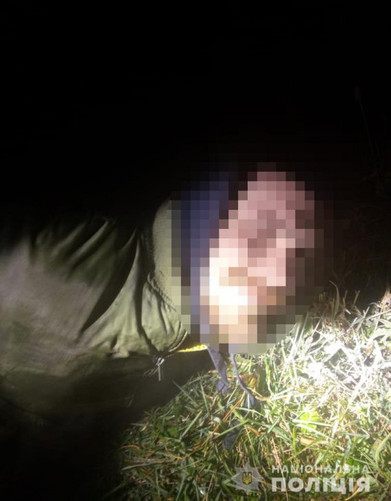 У Манецькому районі на Волині 3 зловмиснків у масках проникли до орендованого будинку 39-річного підприємця із Луцька. Вони зв’язали чоловіка, били та пограбували. Нападників затримали