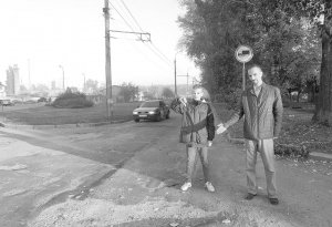 Олександр Проценко стоїть із сином Юрієм біля вибоїни в Черкасах. Ями на дорозі біля свого дому засипає самотужки