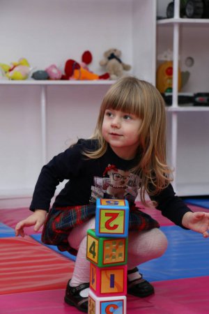 Аріна Мовчанюк грається в дитячій кімнаті. Лікується в Італії. Туди переїхала з батьками та братом