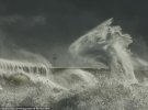 Фото Едварда Гайда називається «Маяк і морський змій». Зняте в Ньюхафені Харборі під час бурі в жовтні 2017 року."Мене зачарували форми хвиль, що бились об стіну гавані. В них вгадуються знайомі образи. На цьому знімку видно, як голова морського чудовиська або змія дивляться на стіну біля маяка ", - розповів автор