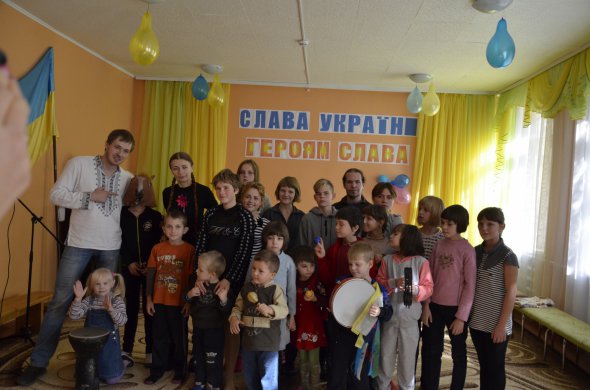 Александр Ивашков (крайние слева), киевская группа "Телери" и воспитанники детдома в Лимане на Покров этого года