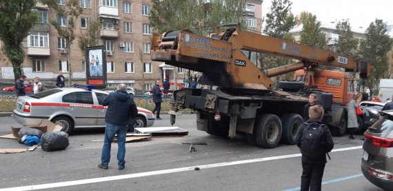 В Печерском районе Киева на бульваре Леси Украинский произошло масштабное ДТП. Подъемный стран зиштохнувся с менее 20 легковыми авто