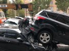 В Печерском районе Киева на бульваре Леси Украинский произошло масштабное ДТП. Подъемный стран зиштохнувся с менее 20 легковыми авто
