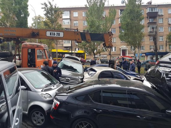 Внаслідок ДТП у Печерському районі Києва пошкоджено 17 автівок. Троє людей отримали тілесні ушкодження