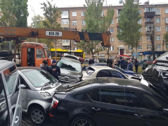 В результате ДТП в Печерском районе Киева повреждено 17 автомобилей. Три человека получили телесные повреждения