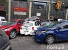 Внаслідок ДТП у Печерському районі Києва пошкоджено 17 автівок. Троє людей отримали тілесні ушкодження