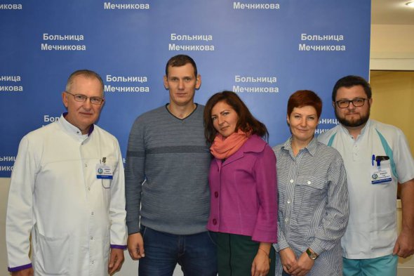 Дмитро Краслянський з родиною та командою лікарів, які врятували йому життя