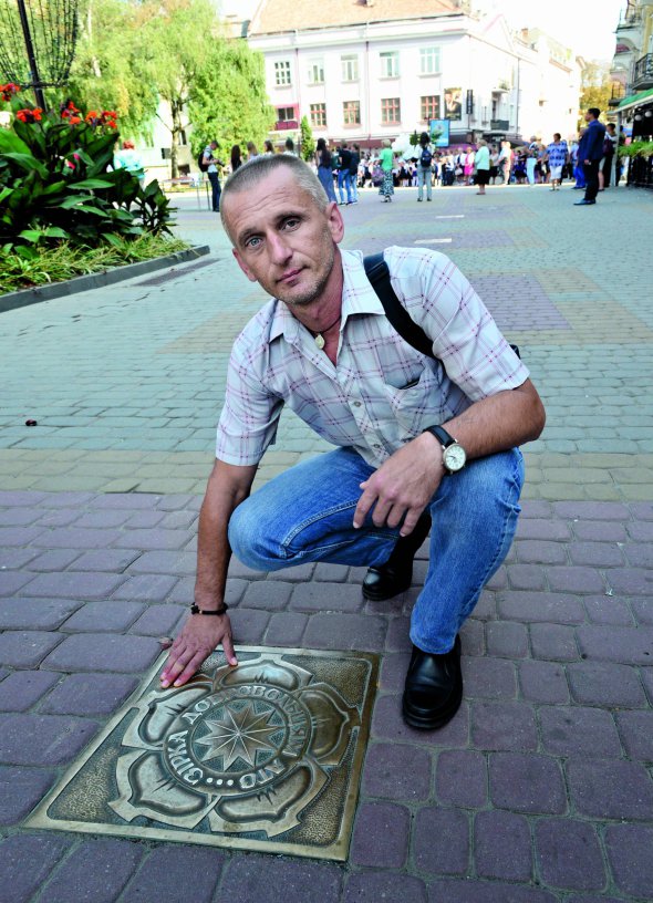 Ігор ВойцехІвський , 46 років, доброволець, позивний ”Поляк”. Народився 11 травня 1972-го в селі Малий Ходачків поблизу Тернополя. Мати була вчителькою початкових класів, батько викладав історію, правознавство й предмет ”Захист Вітчизни”. ”Тато часто брав із собою в тир. У 3 роки вмів стріляти з малокаліберної гвинтівки, у 6 – з автомата”. Закінчив історичний факультет Чернівецького університету. Був учасником Спілки незалежної молоді Буковини та ­одним з організаторів осередку партії ”Народний рух України” на факультеті. Після служби в першому призові української армії перебивався випадковими заробітками. На початку 2000-х поїхав до Португалії. Працював на каменоломні – виготовляв бруківку. Згодом – на фірмі, яка копає криниці. Після нещасного випадку залишився без лівого ока. Повернувся в Україну, працював весільним відеооператором. У серпні 2014 року поїхав на Донбас у складі добровольчого батальйону ”Правий сектор”. Чотири місяці був стрільцем у селищі Піски. У тернопільських школах розповідає про війну. Заохочує демобілізованих бійців звертатися по психологічну допомогу. Торік закінчив бізнес-школу при Тернопільській міськ­раді. Входить до правління кооперативу ”Сади ветеранів АТО”. ”Взяли 80 гектарів під Тернополем. Маємо 833 ділянки під забудову. Вступний внесок – тисяча гривень, на електрифікацію здавали по чотири. На спільні вигоди будемо й далі скидатися, а будинок кожен зводитиме сам”. Працює сторожем у дитсадку. Улюблена книжка – ”Масік” Дзвінки Торохтушко. Розлучений. Живе з матір’ю 76-річною Галиною Миколаївною. Виховує синів: 14-річного Максима й на два роки молодшого Віталія. Старший навчається у військовому ліцеї у Львові