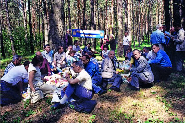 Чоловік Галини Дідківської, радянський політв’язень Євген Пронюк (сидить другий праворуч), на тризні за загиблими у Биківні. Київ, 2003 рік