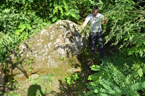Кайтановский каменный тур сделан из песчаника. Его привезли сюда из другого места, говорят археологи