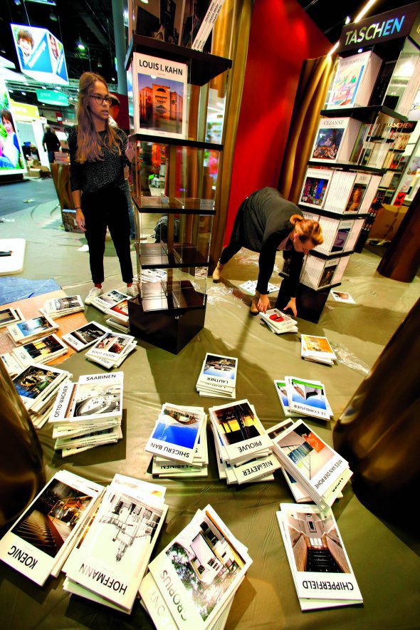 Працівники німецького видавництва Taschen сортують мистецькі альбоми напередодні Франкфуртського книжкового ярмарку. Захід тривав 10–14 жовтня в Німеччині