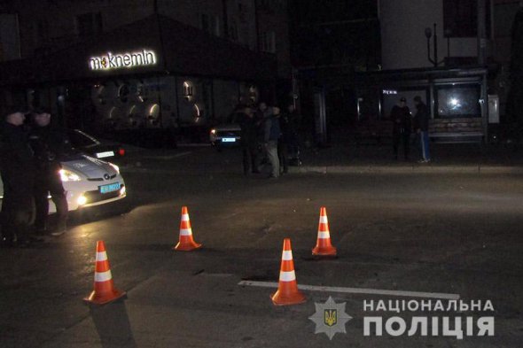 В Хмельницком во время конфликта возле киоска зарезали 21-летнего мужчину