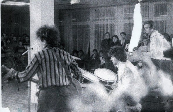 1987 р. Гурт "ВВ" вперше виступає в фойє на третьому поверсі київського Будинку кіно підчас фестивалю "Молодість".