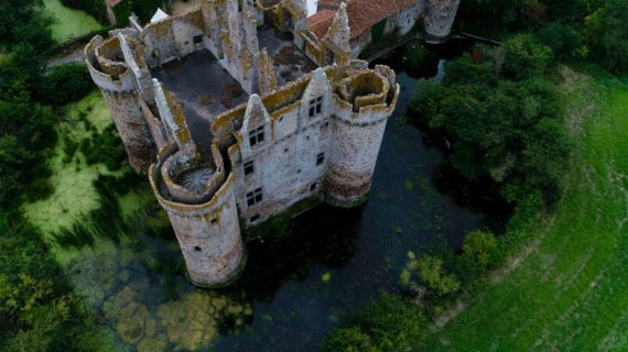  За  можно стать совладельцем старинного замка во Франции