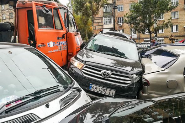 Автомобили получили различные повреждения. В частности, вмятины капота, багажника, дверей, избиты окна. Один из автомобилей в результате столкновения оказался на капоте другой машины.