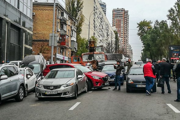 Автокран, у которого отказали тормоза, протаранил 21 автомобиль.