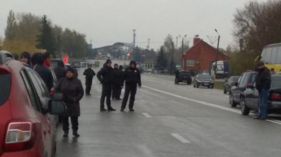 У Харківській області на пункті пропуску "Гоптівка" на кордоні з Росією чоловік в автомобілі погрожував себе підірвати