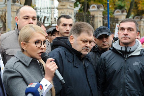 Під будівлею Адміністрації президента відбулася акція "Ні підвищенню тарифів на газ!" на чолі з лідером "Батьківщини" Юлією Тимошенко