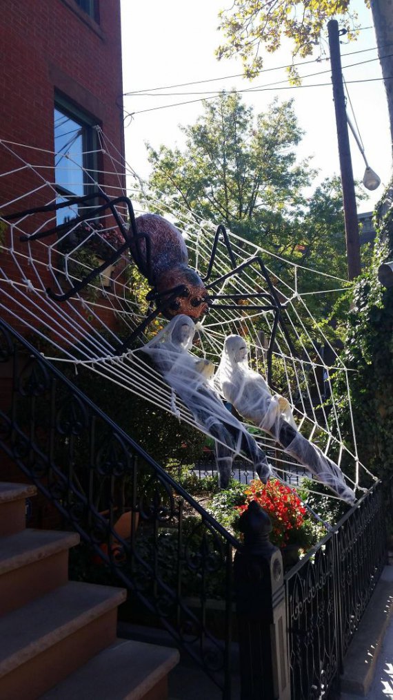 Среди поклонников Хэллоуина все большую популярность приобретают сложные декорации-трансформеры, поражающие своей реалистичностью.