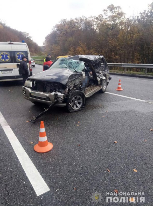 На автодорозі Київ-Чоп сталася смертельна аварія за участю   вантажівки Renault та  позашляховика Mitsubishi Pajero. Водій останнього від отриманих травм помер на місці