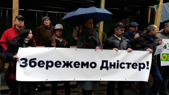 Громадські активісти та екологи прийшли на мітинг під Кабмін з вимогою  відмовитися від будівництва нових гідроелектростанцій на Дністрі