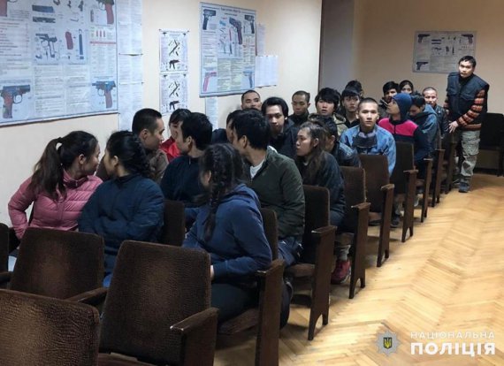 У селищі Глеваха    на Київщині  28 в’єтнамців серед ночі ходили по будинках та просили у місцевих їжу.  Їх незаконно утримував місцевий чоловік