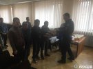 В поселке Глеваха Киевской области 28 вьетнамцев среди ночи ходили по домам и просили у местных пищу. Их незаконно удерживал местный мужчина