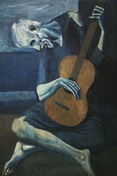 Пикассо написал картину в честь друга-художника Касагемаса после его самоубийства. Это был период, когда мужчина проникся сочувствием к угнетенным и нищим. Эту картину он нарисовал в Мадриде в стиле испанского художника Эль Греко. Коричневый цвет - единственное отклонение от голубой цветовой схемы всей картины. 