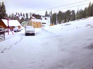 На гірськолижному курорті Драгобрат за селищем Ясіня Рахівського району Закарпатської області 24 жовтня випав сніг. Лежить на верхівках гір Стіг і Близниця