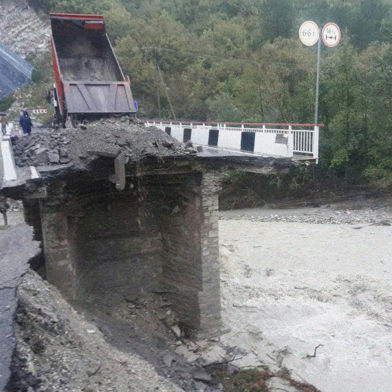 Город Сочи полностью отрезан от остальной части страны из-за обвала моста на реке Макопсе