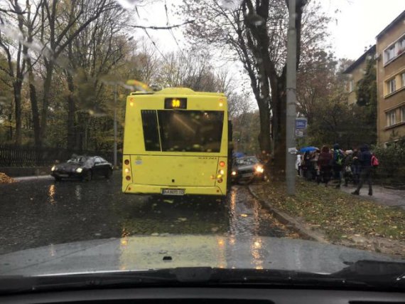 У Львові авто врізалось у автобус